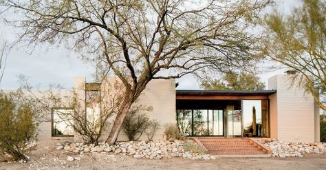 Scott Pask’s retreat in Tucson pays homage to his Arizona upbringing — and defies Southwestern clichés. Adobe Homes Exterior, Modern Desert Home Exterior, Modern Desert House, Desert Home Exterior, House In The Desert, Modern Desert Home, Joshua Tree House, Modern Barndominium, Modern Desert