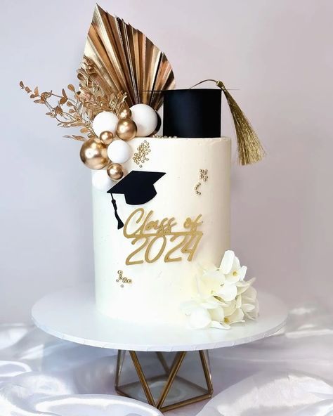 13 Amazing Graduation Cake Ideas For Beginner And Pro Bakers. - The Perfect Cake Idea Graduation Cake Elegant, Graduation College Cake, Cake For Graduation High School, College Graduation Cakes For Girls Ideas, School Leavers Cake Ideas, Cake Decorating Graduation, Gold And Black Graduation Cakes, Class Of 2024 Cake Ideas, Masters Graduation Cake Ideas