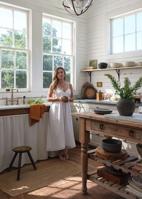Inside the 120-Year-Old Austin Farmhouse Claire Zinnecker Brought Back – Bed Threads American Interior, Annie Portelli, Claire Zinnecker, Lynda Gardener, Bed Threads, Vintage Stoves, Victorian Farmhouse, Bed Quilt Cover, Timber Beams