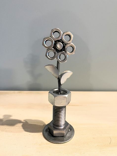 Industrial Steel Flower and Vase Nuts and Bolts - Etsy Brasil Metal Diy Projects Craft Ideas, Nuts And Bolts Art Diy, Rebar Welding Projects Ideas, Small Welding Projects Beginner, Easy Welding Projects For Beginners, Metal Flowers Diy, Diy Metal Projects, Junk Art Ideas, Nuts And Bolts Art