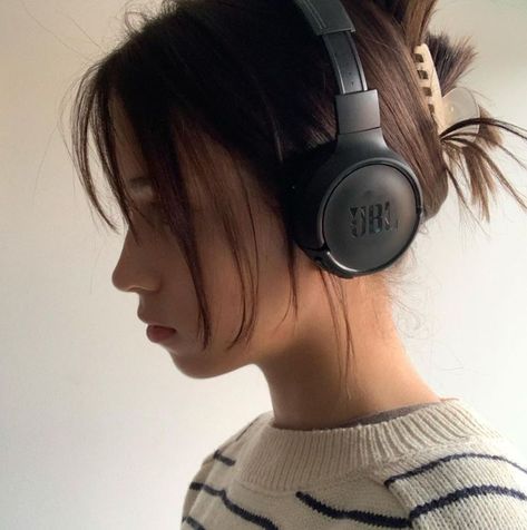 2023 Aesthetics, Ide Pose Foto, Headphones Jbl, Headphone Outfit, Ide Pose, Jbl Headphones, Fall Music, Cute Headphones, Girl With Headphones