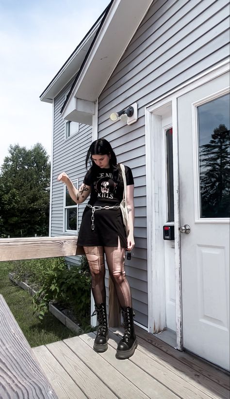 Dark Rocker Outfits, Gothic Alt Outfits, Plus Edgy Outfits, Distressed Tights Outfits, Alt Black Skirt Outfit, Goth Concert Outfit Ideas, Grunge Outfits 2024, Goth Fits Summer, Summer Emo Fits