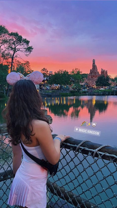 Disney Vacation Pictures, Photo Ideas For Disney World, Disney Photo Ideas Aesthetic, Disney Photo Shoot Ideas, Disney Trips Outfits, Disney Springs Pictures Ideas, Disney Snapchat Stories, Theme Park Instagram Pictures, Downtown Disney Aesthetic