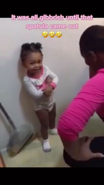 Mommy and Me Fashion on Instagram: "Toddlers really do play too much 🤣 This little cutie must be a future lawyer in the making 👏🏾 She had so much to say in her defense 😂 Her grandma could barely keep a straight face 💕 🎥: @ssimplycynthia #blackmomsmatch #funnykids #funnytoddler #pottytraining #momlife #parentinghumor #parentingadvice" Grandma Humor, Toddler Meme, Funny Toddlers, Me As A Mom, Bestie Funny, Sweet Videos, Future Lawyer, Straight Face, Diy Kids Games