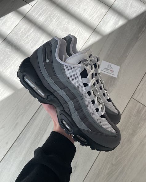 Airmax 95 Outfit, Trendy Shoes Nike, Nike Air Max 95 Outfit, Nike Tn Shoes, Nike Air Max Outfit, Air Max 95 Grey, Shoes To Buy, Nike 95, Airmax 95