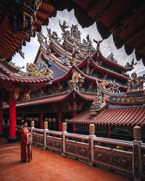 Traditional and Contemporary Japanese Culture Collides in Striking Photographs by RK – AesthesiaMag Nikon D850, Chinese Aesthetic, Asian Architecture, Jw Marriott, Ancient Origins, Urban Architecture, Japan Culture, Aesthetic Japan, Instagram Travel