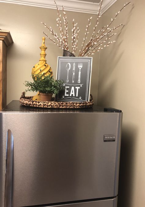 Rustic farmhouse decor on top of refrigerator. Simple Countertop Decor, Small Apartment Kitchen Decor Ideas, Kitchen Riser Decor, Top Of Cabinet Decor Kitchen, Above Fridge Decor, Top Of Fridge Decor, Top Of Refrigerator Decor, Rustic Boho Kitchen, Kitchen Styling Countertops