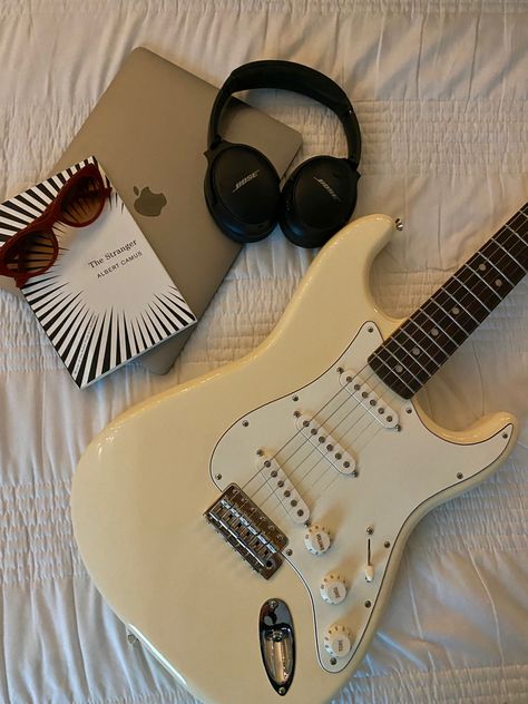 Fender Electric Guitar Aesthetic, E Guitar Aesthetic, Electro Guitar Aesthetic, Aesthetic Electric Guitar, Bass Guitar Aesthetic, Electric Guitar Aesthetic, Gitar Vintage, Albert Hammond Jr, Red Sunnies