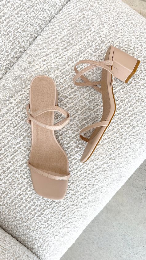 Nude Shorts, Fancy Heels, Heels Aesthetic, Shoes Heels Classy, Short Heels, Nude Shoes, Heels Classy, Bridesmaid Shoes, Fancy Shoes