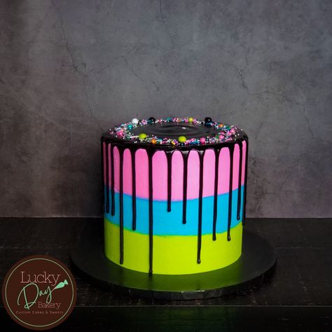 Marble cake layers. Hot pink, neon aqua blue, and bright neon green buttercream. Black chocolate drip. Neon Fancy Sprinkles. Black And Neon Cake, Rave Cake Ideas, Neon Party Cake, Neon Cupcakes, Neon Birthday Cakes, Neon Cake, Checkered Cake, Green Buttercream, Bright Cakes