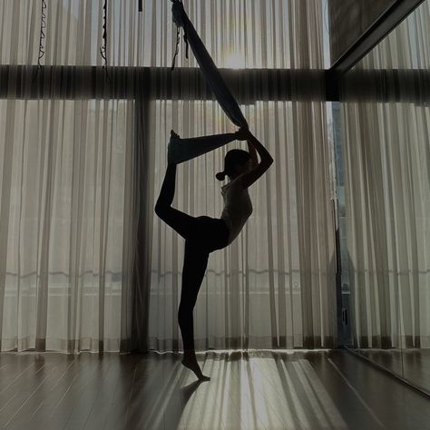 Flying Yoga, Pilates Poses, Dancer Lifestyle, Aerial Yoga Poses, Dance Aesthetic, Aerial Hammock, Yoga Aesthetic, Aerial Acrobatics, Ballet Beauty