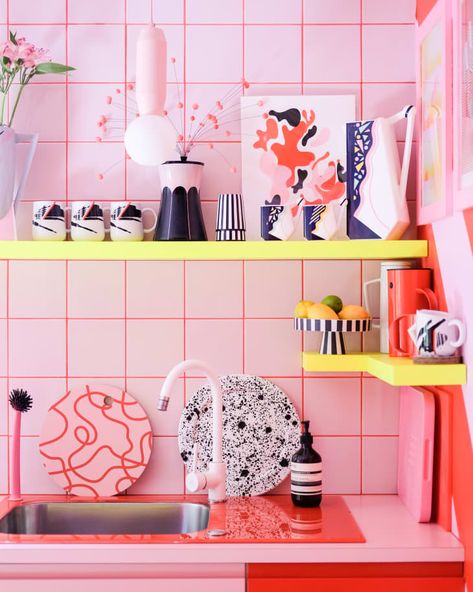 Hus Inspiration, Pink Kitchen, Interior Modern, Pink Interior, Living Room Flooring, Red Interiors, Room Flooring, Küchen Design, Kitchen Colors