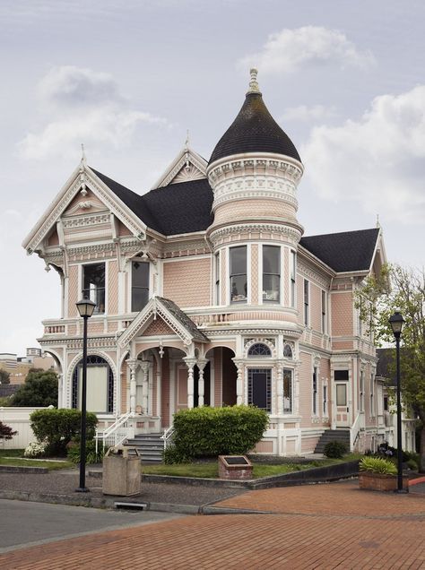 Victorian House Interiors, Victorian Style House, Bedroom Victorian, Pink Victorian, Victorian Style Homes, Modernist House, التصميم الخارجي للمنزل, Victorian Mansions, Famous Buildings