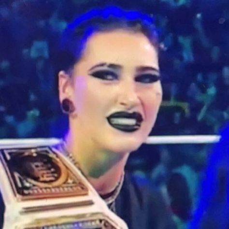 Sweating Reaction Pic, Wwe Reaction Pics, Wwe Funny Pictures, Funny Wrestling, Wrestling Memes, Mami Rhea, Wwe Funny, Women Wrestling, Wwe Pictures