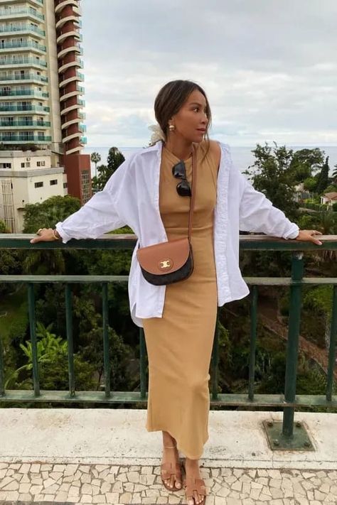 Foto: sincerelyjules - Tons claros, camisa branca, vestido tufinho em tons terrosos e rasteirinha. Shirt Over Dress Outfit, Shirt Over Dress, White Shirt Style, Outfits Con Camisa, Midi Outfits, Outfit Modest, Outfit Elegantes, Modest Summer Fashion, White Dress Outfit