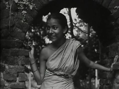 Pather Pachali: Satyajit Ray Pather Panchali, Satyajit Ray, Elder Sister, Ray Film, Movies Quotes Scene, Movie Shots, Indian Photoshoot, Vintage Bollywood, Film Stills