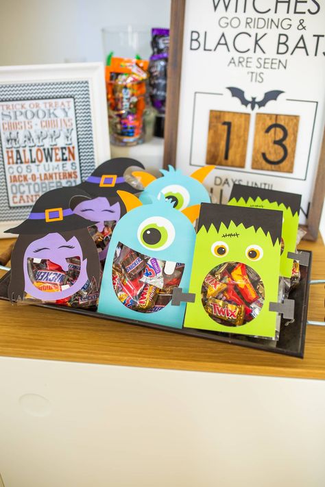 Cricut Halloween Goodie Bags, Trick Or Treat Candy Bags, Cricut Halloween Treat Bags, Halloween Candy Bag Ideas Diy, Halloween Class Treat Ideas, Halloween Candy Bucket Ideas, Trick Or Treat Bags To Hand Out, Trick Or Treat Bags Cricut, Class Halloween Treats Goody Bags