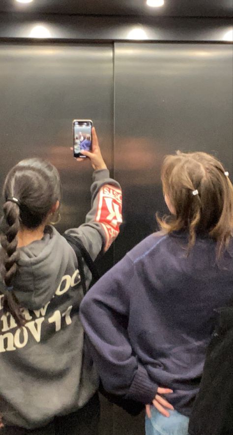 Cool Photo Poses With Friends, Mirror Hoodie Selfie, Best Friends Pics Aesthetic, Back Of Hoodie Pictures, Mirror Picture With Friends, Hoodie Instagram Story, Bsf Story Ideas, Ig Story Ideas Outfit, Best Friend Poses Mirror