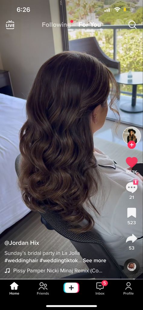 Graduation Cap Hair, Soft Curl Hair, Graduation Hairstyles Medium, Loose Curls Medium Length Hair, Hairstyles For Formal Events, Debs Hairstyles, Grad Hairstyles, Curls For Medium Length Hair, Graduation Hairstyles With Cap