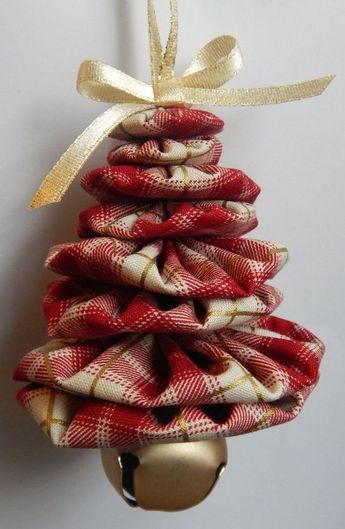 Red, Ivory and Gold Plaid Yo Yo Tree Ornament | Fabric christmas ... Christmas Fabric Crafts, Christmas Sewing Projects, Handmade Christmas Crafts, Fabric Christmas Trees, Quilted Christmas Ornaments, Christmas Crafts To Make, Christmas Ornament Pattern, Fabric Christmas Ornaments, Fabric Ornaments
