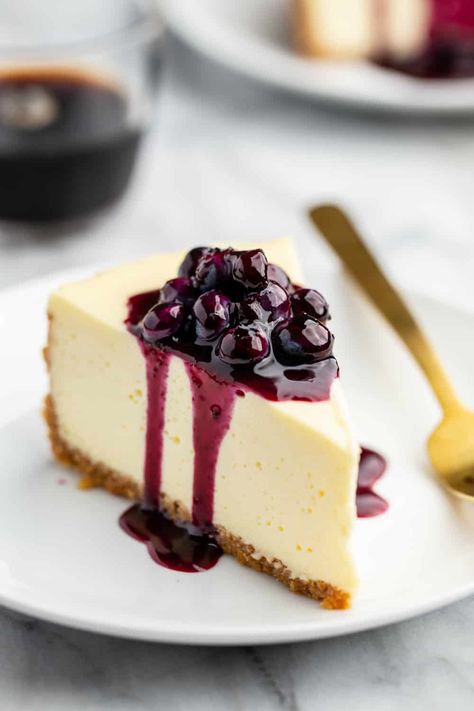 A quick and delicious homemade blueberry sauce that's perfect for topping cheesecakes, pancakes, ice cream and so much more.  #cheesecake #blueberry #dessert Blueberry Dishes, Cheesecake Blueberry, Blueberry Sauce Recipe, Blueberry Cheesecake Recipe, Blueberry Dessert, Gold Fork, Blueberry Topping, Cheesecake Toppings, Vanilla Recipes