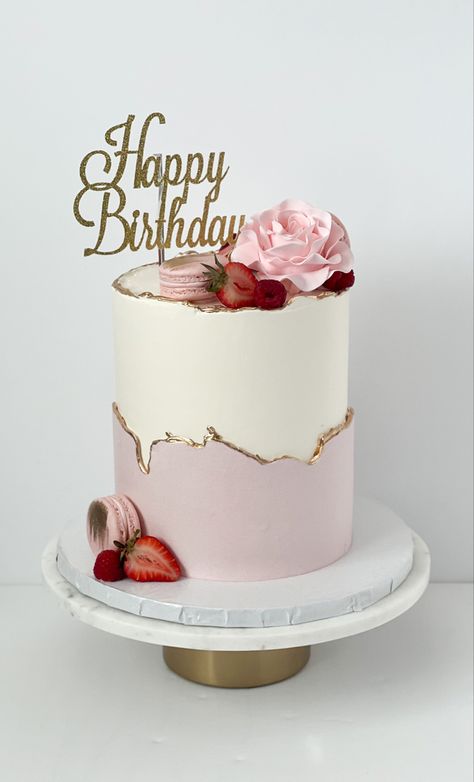 White cake with pink fault line. On top there is a pink sugar rose, pink macarons and fresh fruits. A gold and sparkly cake topper reads “Happy Birthday”. Pink Cake Simple Birthday, Beautiful Cake Ideas For Women, Easy Buttercream Cake Designs, Pink Fault Line Cake, Modern Bday Cake, Pastel Birthday Cake For Women, Cake For Birthday Woman, Cake Designs Rose, Girly Pink Cake