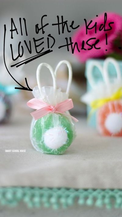 These DIY bunny lollipops are perfect for the kids with this easy idea from Smart School House! Easter will be more fun with these bunny-shaped lollipops in your kids' Easter baskets! See how easy these are to make! Kids love them! #easter #kids #diy #lollipops #howto #spring #easterbasket #homemade Diy Lollipops, Paper Doily Crafts, Diy Bunny, Smart School House, Diy Easter Gifts, Doilies Crafts, Easter Sweets, Easter Snacks, Smart School