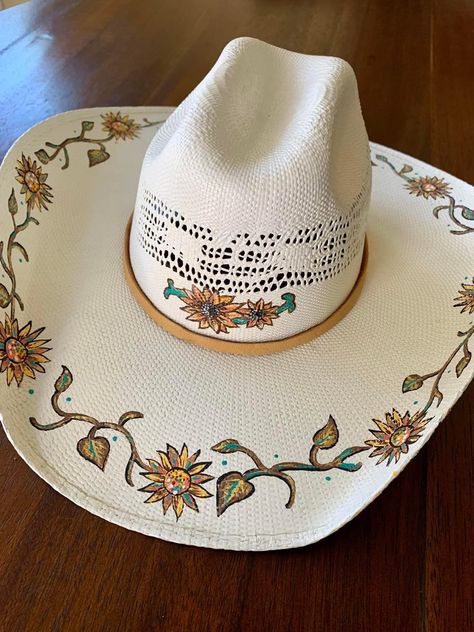 Cowboy Hat Painting Ideas, Hand Painted Cowboy Hats, Decorated Cowgirl Hats Diy, Decorated Cowboy Hats Diy, Decorated Cowboy Hats, Painted Cowboy Hats, Hat Making Ideas, Cowboy Hats Painted, Cowboy Hat Design