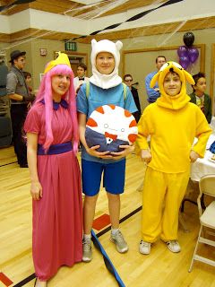 Princess Bubblegum Cosplay, Adventure Time Costume, Time Costume, Dog Wearing Clothes, Adventure Time Cosplay, Halloween Costumes Pictures, Jake The Dog, Halloween Costumes Ideas, Princess Dog