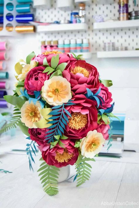 Learn how to make a paper flower bouquet. Create paper flower arrangements or alternative bouquets for weddings, showers and home decor. Paper Flower Bouquet Diy, Flower Boquet, Paper Flower Arrangements, Projets Cricut, Flower Bouquet Diy, Cool Paper Crafts, Paper Bouquet, Flower Craft, Paper Flower Crafts