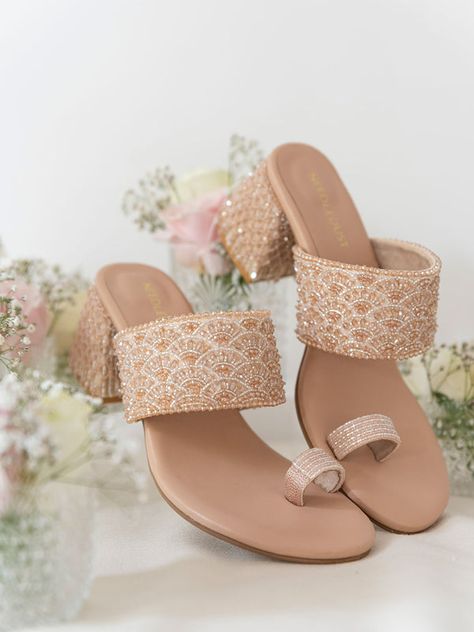 Bridal Sandals Heels, Indian Sandals, Elegant Shoes Heels, Indian Wedding Shoes, Fancy Sandals, Modern Handbag, Indian Shoes, Perhiasan India, Pretty Sandals