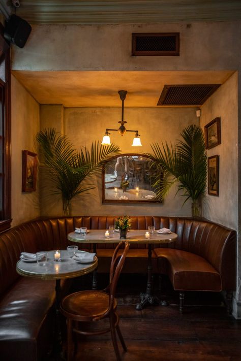 Vintage Style Restaurant, Speakeasy Dining Room Ideas, Pub Restaurant Interior, Victorian Restaurant Interior, Bar Inspiration Restaurant, Bar Interior Design Vintage, Moody Restaurant Interior, Old Restaurant Aesthetic, Modern Pub Interior