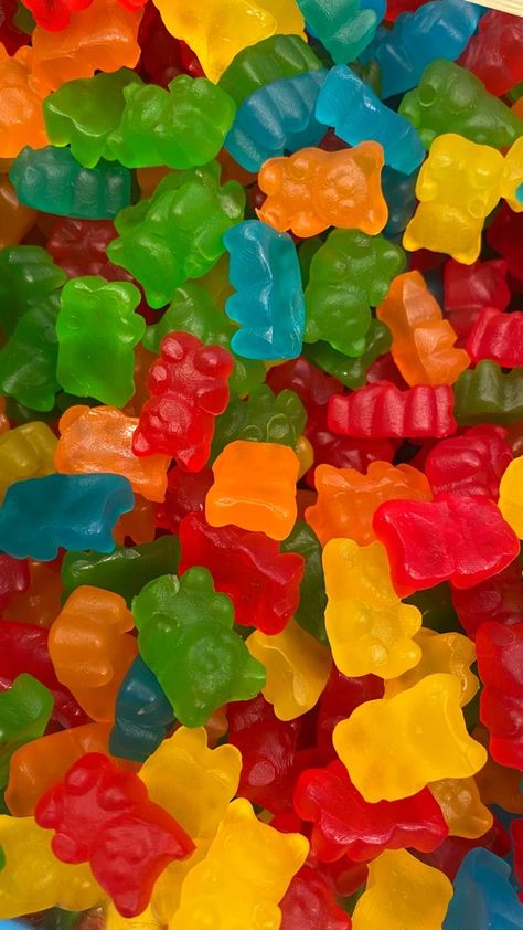 Food Backgrounds, Food Wallpaper, Foto Tips, Colorful Candy, Gummy Bears, Gummy Candy, Aesthetic Iphone Wallpaper, Nachos, Cute Food