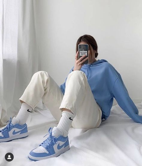 Cheap blue hoodie alternative from amazon: Gildan Hooded Sweatshirt Heavy Blend Plain Hoodie Pullover Hoody Carolina Blue S Skater Girl Outfits, Chuck Taylor Outfit, Boty Nike, Skor Sneakers, Stil Retro, Ținută Casual, Classy Outfit, Stil Inspiration, Modieuze Outfits