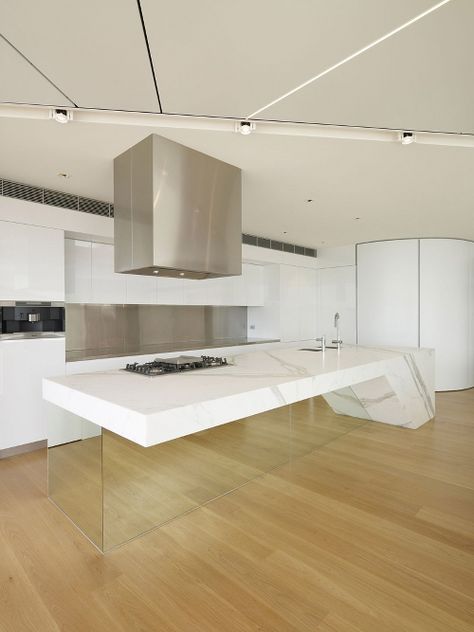 bondi_meyerson_4 Minimalist Kitchen Interiors, Modern Konyhatervezés, Casa Country, Modern Kitchen Island, Interior Minimalista, Minimalist Interior Design, Minimalist Home Decor, Counter Tops, Decor Minimalist