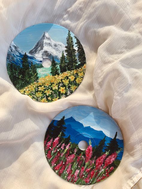 Painting on CD aesthetic art , painting landscape mountains detailing flora and fauna lavender, daisies. Cd art sky pretty art Acrylic Painting On Circular Canvas, Disk Painting, Painting On Cd, Cd Painting Aesthetic, Circular Canvas Painting, Painted Cds, Vinyl Record Art Ideas, Painted Records, Painted Record