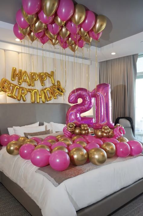 21st Bedroom Surprise, Air Bnb Decorating Ideas Birthday, Bedroom Balloon Decoration, Decorate Airbnb For Birthday, Hotel Room Bday Decorations, Bedroom Decoration For Birthday, Birthday Decorations Hotel Room, Birthday Room Surprise For Girlfriend, Hotel Room Birthday Decoration Women