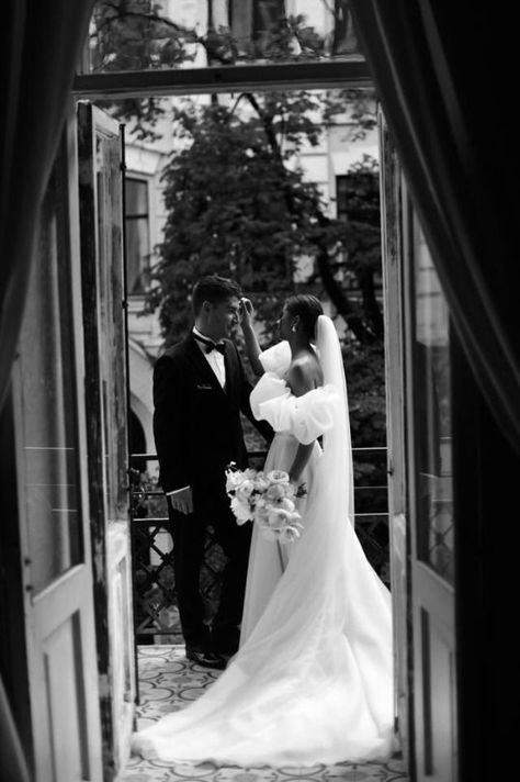 Back Of Wedding Dress Pictures, Interracial Couple Wedding Photos, Black Tie Vintage Wedding, Dramatic Wedding Portraits, Bride And Groom Pictures Funny, Courthouse Ceremony Photography, Wedding Dance Floor Photography, Wedding Photos Taller Bride, Chic Italian Wedding