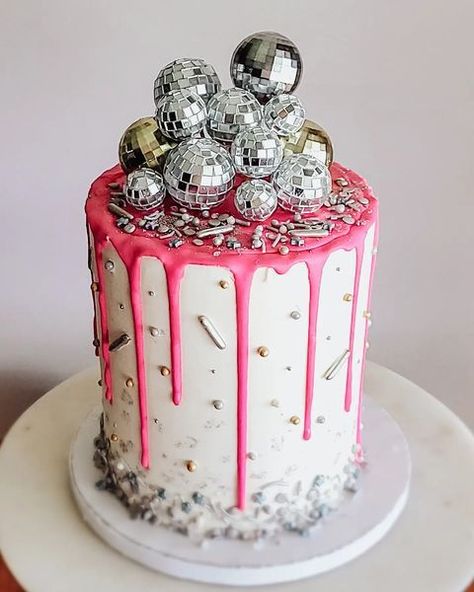 Disco drip cake Sprinkle Drip Cake, Disco Ball Cake, Disco Cake, Cowgirl Cakes, Disco Birthday Party, Ball Cake, Cute Birthday Ideas, Cowgirl Birthday Party, Bday Party Theme