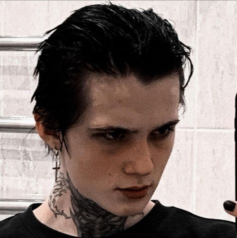 Male Faceclaims Black Hair, Ikemen Reference, Pfps Black, Goth Male, Estilo Bad Boy, Shoulder Length Black Hair, Grunge Haircut, Guys With Black Hair, Spikey Hair