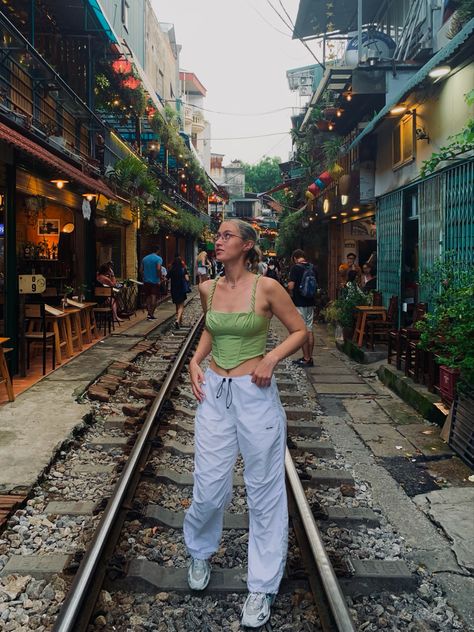 Train Street Hanoi
Train tracks
Vietnam Asian Travel Outfit, Hanoi Vietnam Outfit, Vietnam Photo Poses, Outfits To Wear In Vietnam, Taiwan Aesthetic Outfit, Travel Outfit Vietnam, Vietnam Aesthetic Outfit, Viet Outfit, Vietnam Photoshoot Ideas