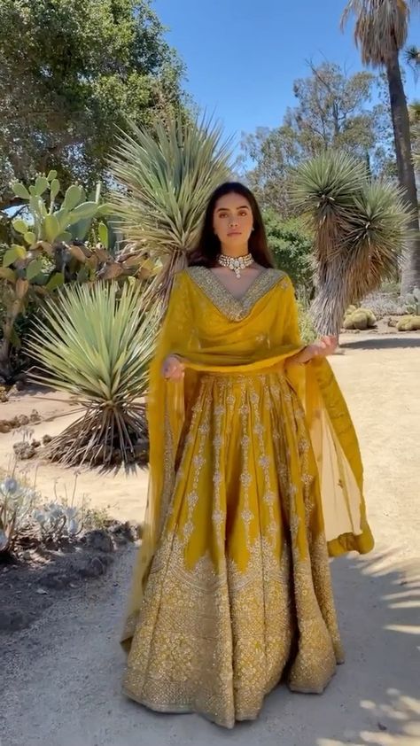 Lehenga Ideas, Indian Dress Up, Indian Bridesmaid Dresses, Mehendi Ceremony, Desi Dress, Minimal Jewellery, Desi Wedding Dresses, Yellow Lehenga, Indian Outfits Lehenga