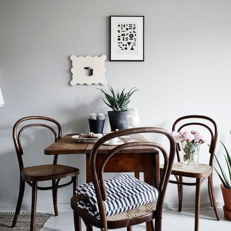 Dining Room Design Small, Scandinavian Dining Room, Apartment Dining Room, Apartment Dining, Scandinavian Dining, Scandi Home, Appartement Design, Bentwood Chairs, Compact Living