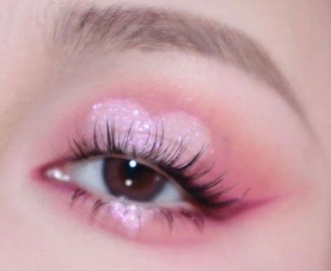 Pink Heart Eyeshadow, Melanie Martinez Trilogy Tour Makeup, Cute Pink Makeup Looks, Cute Douyin Makeup, Strawberry My Melody, Pink Heart Makeup, Cupid Makeup, Aesthetic Pink Makeup, Pink Makeup Aesthetic