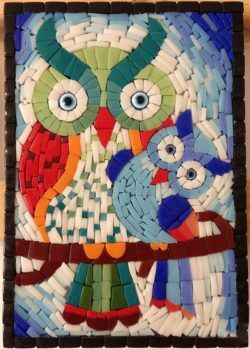 mosaic owl eyes Bottle Art Painting, Simple Bottle Art, Owl Mosaic, زجاج ملون, Mosiac Art, Art For Beginners, Afrique Art, Mosaic Animals, Mosaic Garden Art