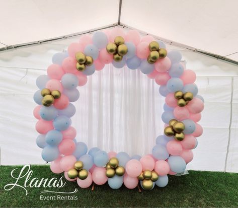 Circle balloon arrangement for a gender reveal Balloon Arch Circle, Gender Reveal Balloon Arch, Gender Reveal Ballons, Balloon Ring, Gender Reveal Balloon, Balloon Arrangement, Bambi Baby, Gender Reveal Party Games, Gender Reveal Party Theme