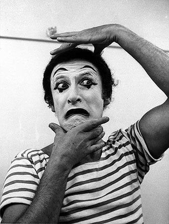 Marcel Marceau the Mime. He was a French actor and mime who's most famous for his stage persona as "Bip the Clown". He referred to mime as the "art of silence", and he performed professionally worldwide for over 60 years. Pantomime, Mime Outfit, French Mime, Marcel Marceau, Cirque Vintage, Mime Artist, Art Of Silence, Batman Redesign, Mime Makeup