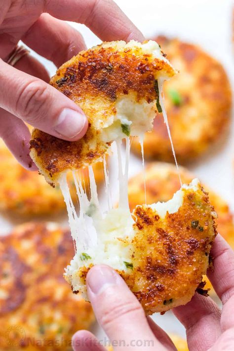 Cheesy Mashed Potato Pancakes Recipe (VIDEO) - NatashasKitchen.com Mashed Potato Pancakes Recipe, Pudding Salad, بطاطس مهروسة, Potato Pancakes Recipe, Mashed Potato Pancakes, Potatoe Pancake Recipe, Potato Cakes Recipe, Mashed Potato Cakes, Potato Pudding