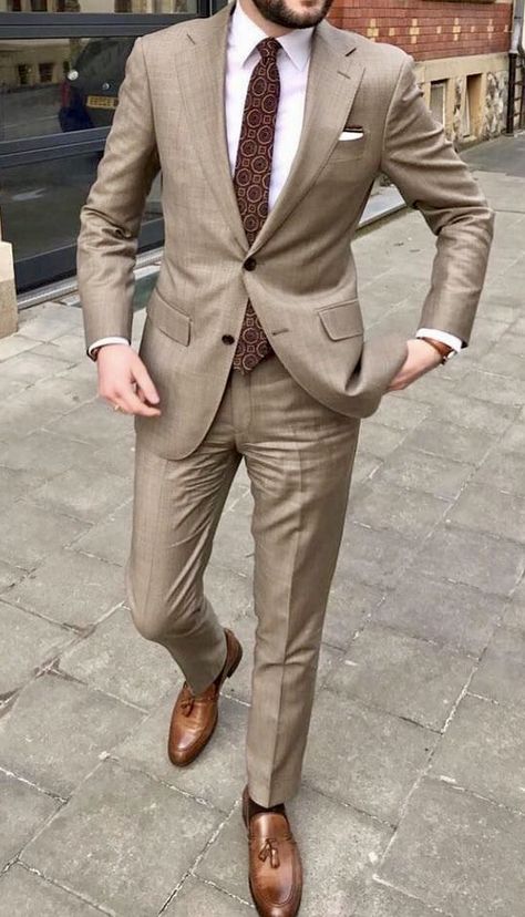 Men’s tan suit with white shirt, tie and brown shoes. #mensfashion #suits #bespoke #menswear #menstyle #theclassypeople #style #gentlemen #business #wedding #groom #groomsmen #giorgentiweddings Gray Groomsmen Suits, Terno Slim Fit, Stil Masculin, Baju Kahwin, Slim Fit Tuxedo, Leisure Suit, Designer Suits For Men, Brown Suits, Groomsmen Suits