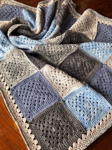 Mateo's Granny Square Blanket - Free crochet pattern for absolute beginners - cypress|textiles Blanket Wedding, Easy Blanket, Granny Square Haken, Gift Crochet, Crochet Granny Square Blanket, Haken Baby, Granny Square Blanket, Square Blanket, Blanket Patterns